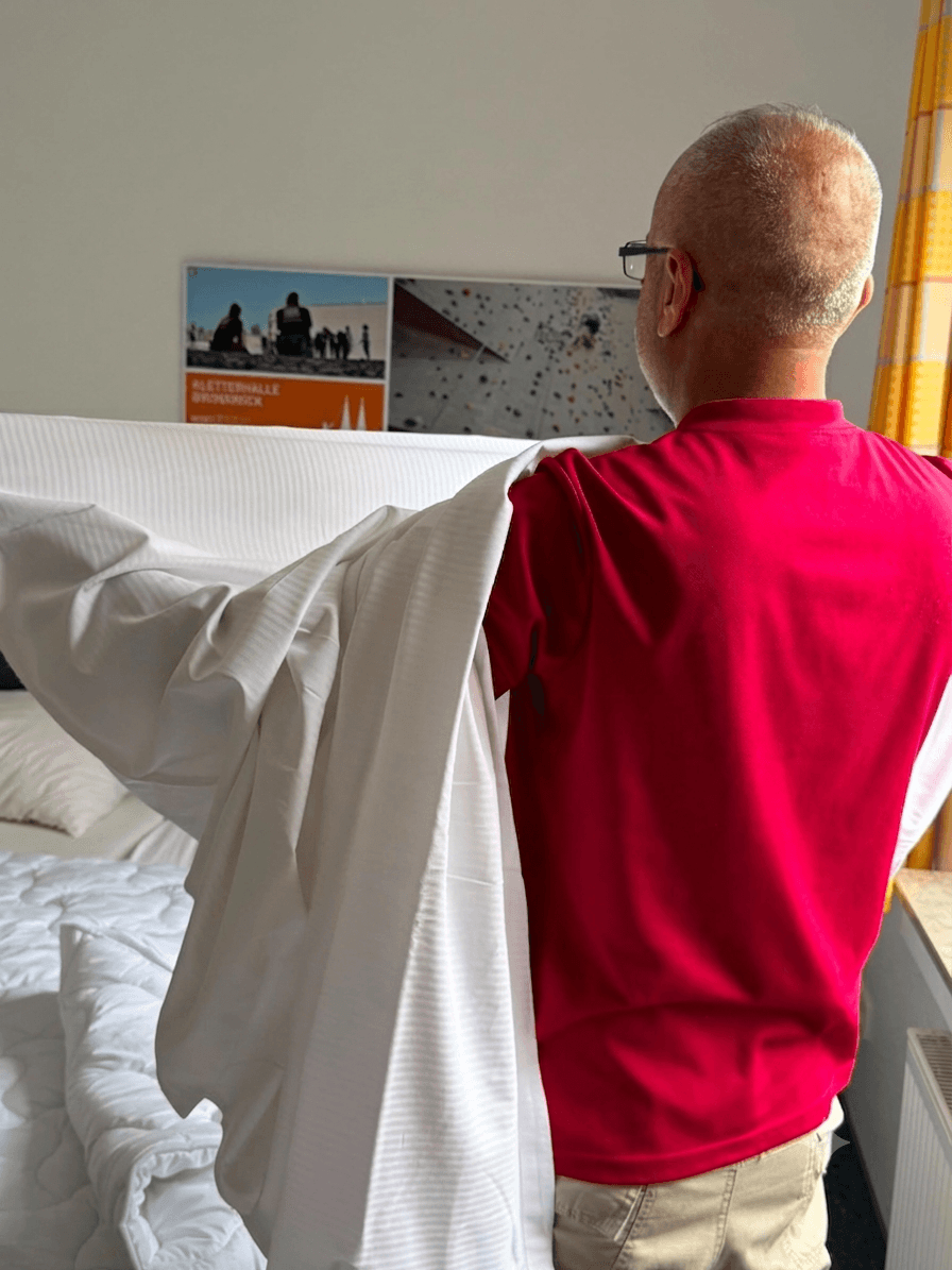 Bettenmachen im Hotelzimmer